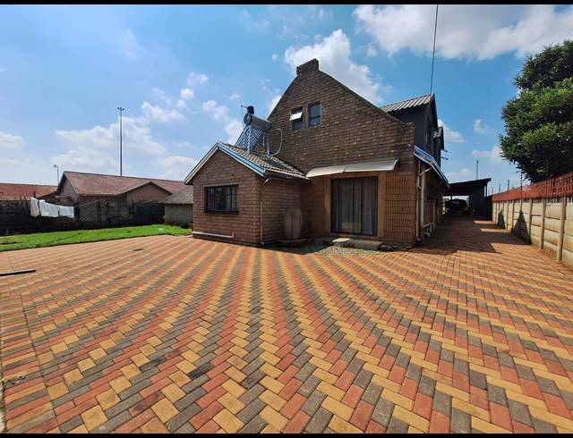 9 BEDROOM HOUSE FOR SALE IN GELUKSDAL